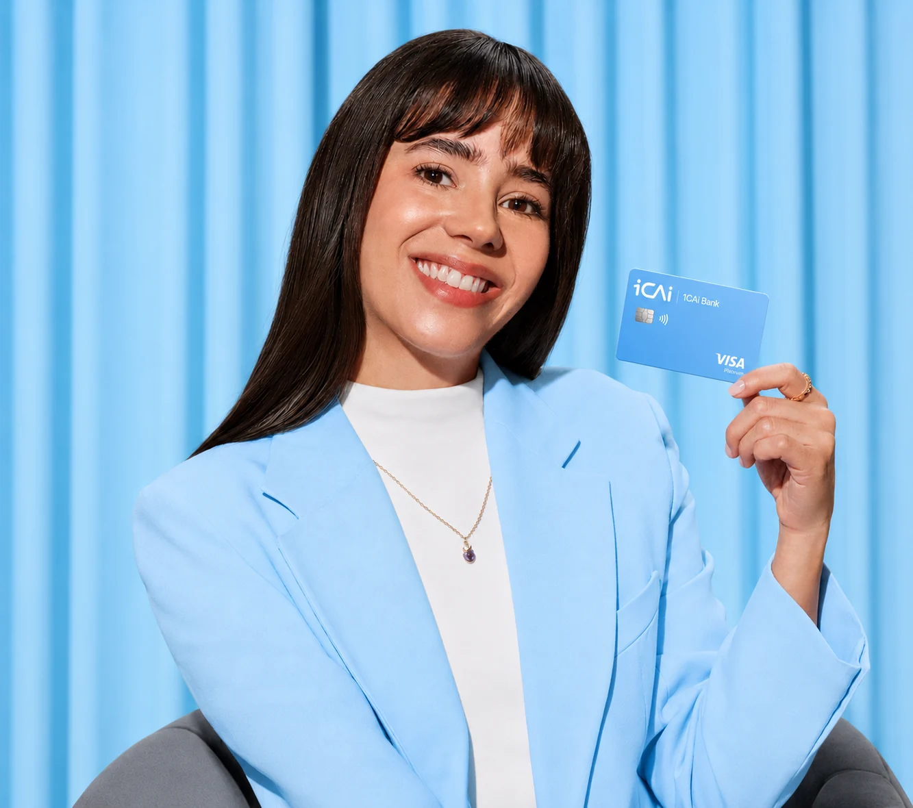 Persona sosteniendo su tarjeta 1CAi Bank